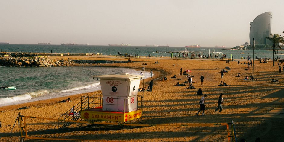 Прогулка по Rambla del Poblenou и к пляжу Bogatell